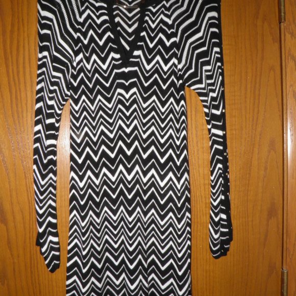 WHITE HOUSE BLACK MARKET BLACK AND WHITE KNIT DRESS  SZ M - Picture 1 of 5